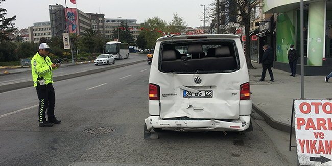 Kadıköy’de İETT otobüsü minibüse çarptı: 1 yaralı