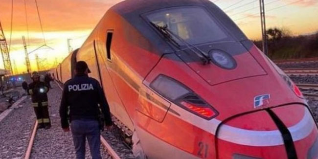 İtalya'da yüksek hızlı tren raydan çıktı: 2 ölü