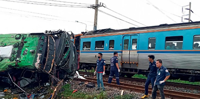 Korkunç kaza! Tren, otobüsü biçti: 17 ölü