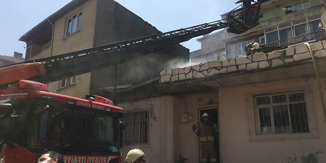 Kadıköy’de çatı alev aldı, alt katta uyuyan adamı eşi kurtardı