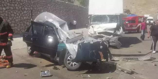 Kamyonet ile otomobil çarpıştı: 2 ölü, 1 yaralı