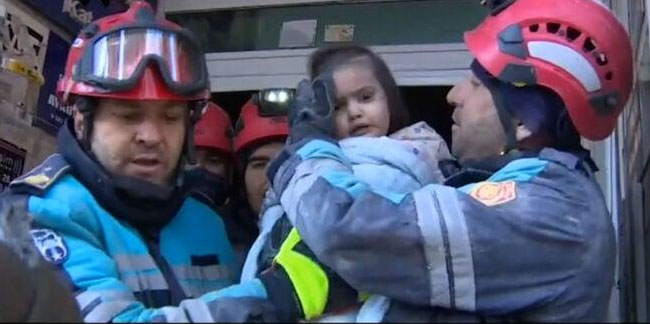 Kahramanmaraş'ta 56'ncı saatte annesi tarafından emzirilen bebek kurtarıldı