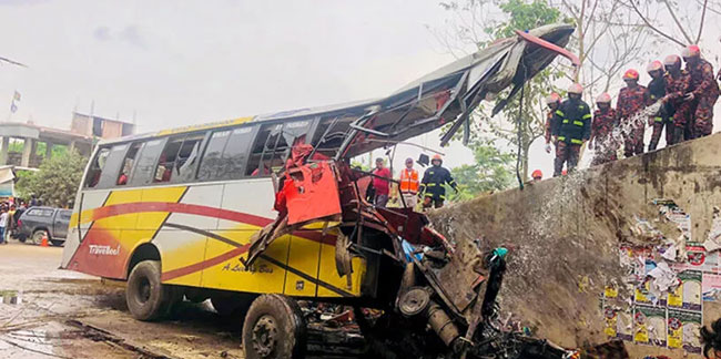 Bangladeş'te otobüs şarampole yuvarlandı