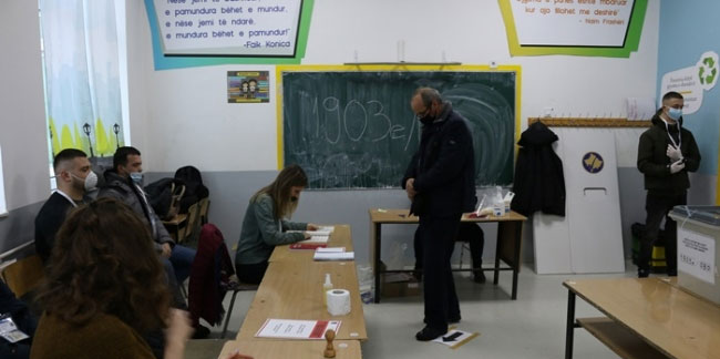 Kosova'da halk erken genel seçim için sandık başında
