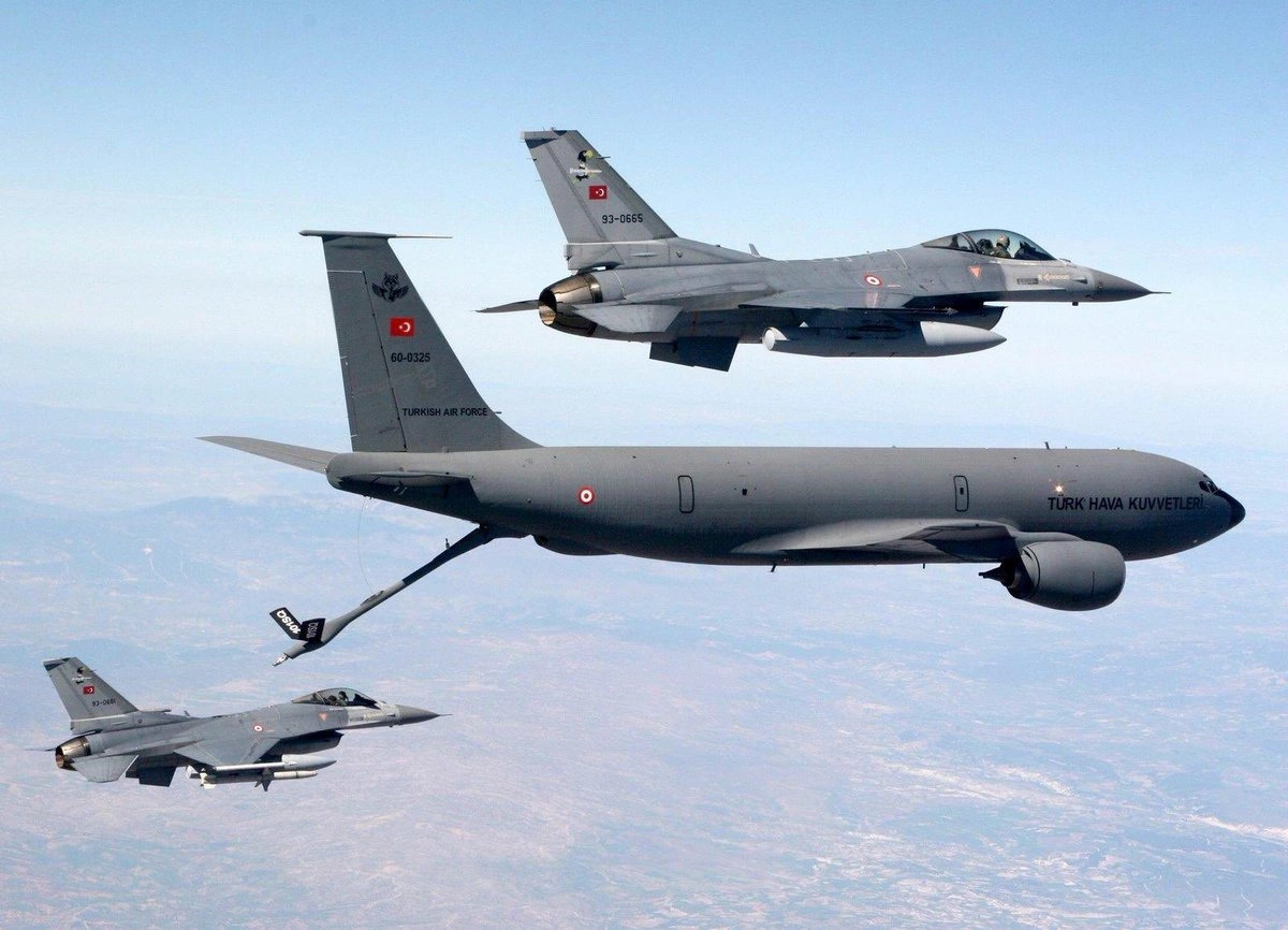 TSK'ya ait F-16'lara havada yakıt ikmali