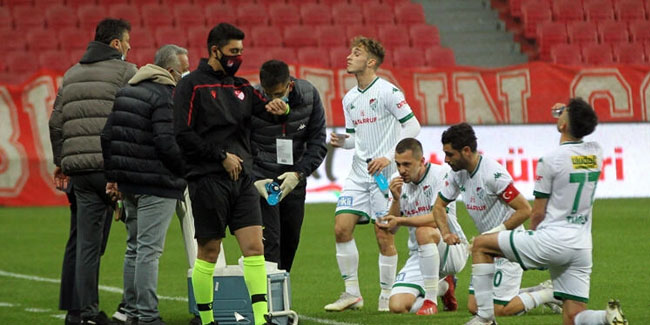 Samsunspor - Bursaspor maçında futbolcular oruçlarını saha içinde açtı