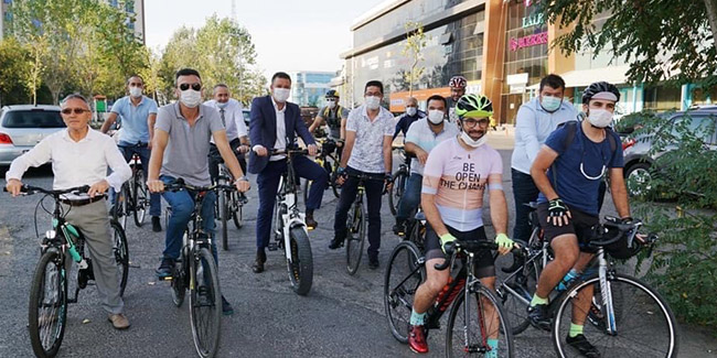 Başkan Sarıkurt makamına bisikletle gitti