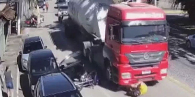 Brezilya’da araç kapısına çarpan motosiklet sürücüsü kamyonun altında kaldı