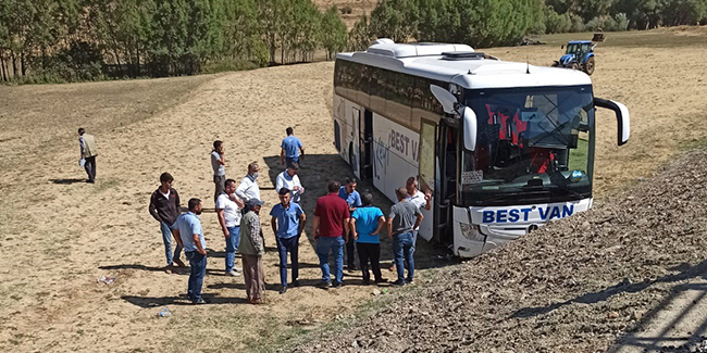 Tatvan'da yolcu otobüsü şarampole uçtu