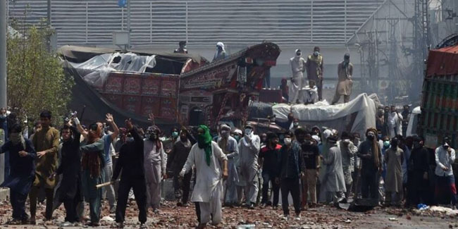 Pakistan’da polis göstericilere ateş açtı