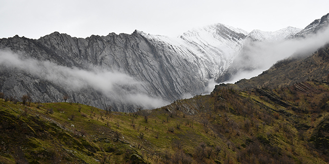 Dağ zirvelerindeki kar ve sis kartpostallık görüntüler oluşturdu