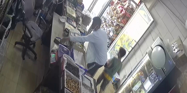 Dondurma yiyerek cep telefonu çalan hırsız, güvenlik kamerasına yakalandı