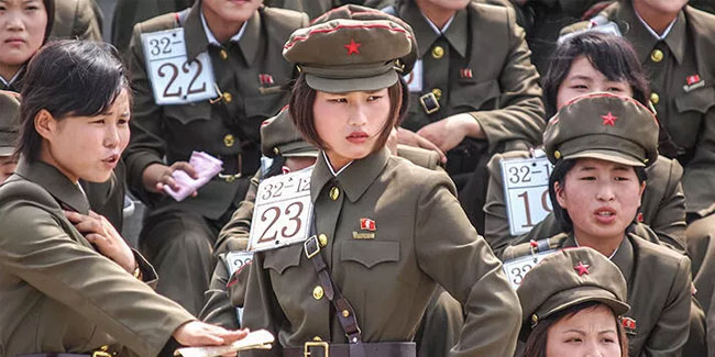Kuzey Koreli kadın asker, mısırı tüfek gibi kullanıp kaçtı!