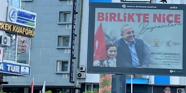 Dışişleri Bakanı Çavuşoğlu'nun seçim afişi için toplatma kararı