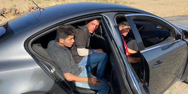 Şüphe üzerine durdurulan otomobilde 3 düzensiz göçmen 3 organizatör yakalandı