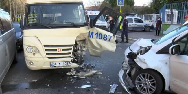 Bakırköy'de yolcu minibüsü ile polis aracı kafa kafaya çarpıştı: 2 yaralı