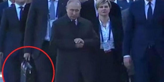 Putin'in yanından ayırmadığı çantanın sırrı ortaya çıktı!