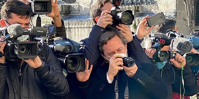 Fahrettin Altun, Cumhurbaşkanı Erdoğan ile gazetecilerin fotoğrafını çekti