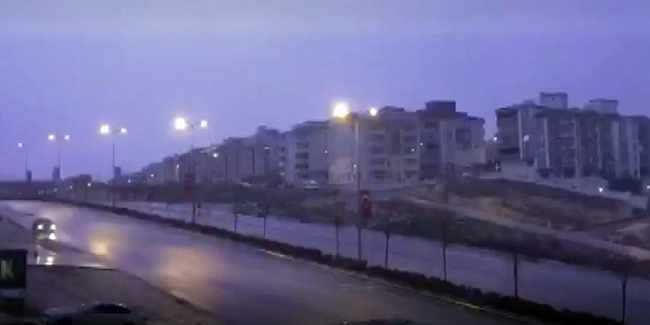 Gaziantep'te geceyi şimşekler aydınlattı