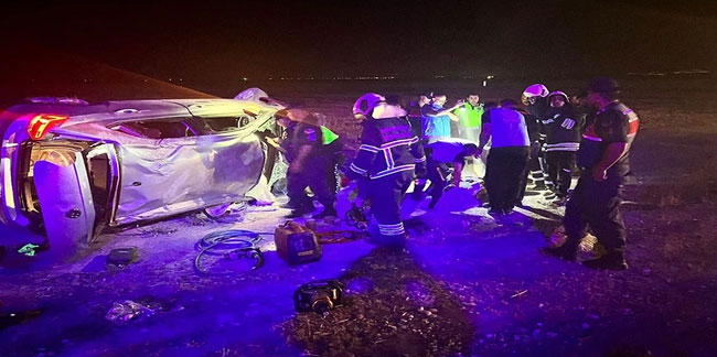 Aksaray'da otomobil ve traktör birbirine girdi! Devrilen araçta 3 kişi yaralandı