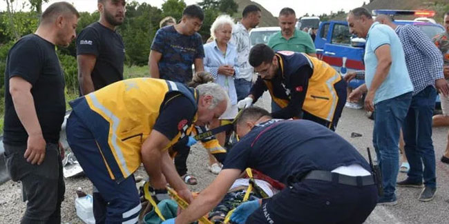 Antalya'ya giden tur midibüsü devrildi! 1 ölü, 22 yaralı