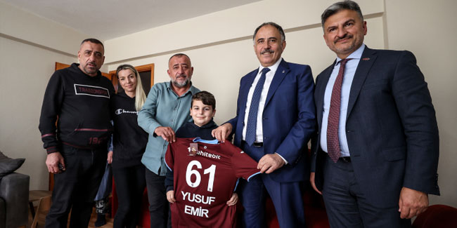 Yüzüne biber gazı sıkılan çocuğa Trabzonspor forması hediye edildi