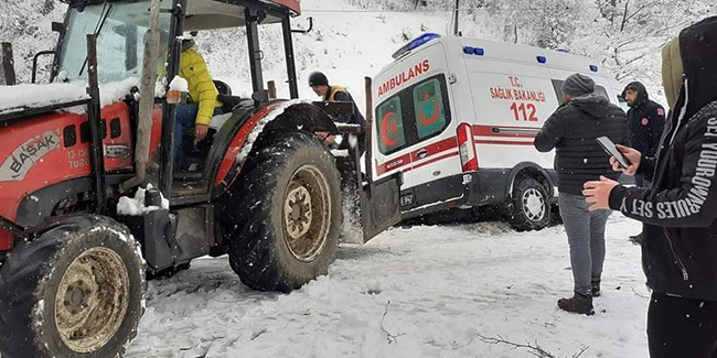 Devrek’te kanala düşen ambulans traktörle kurtarıldı