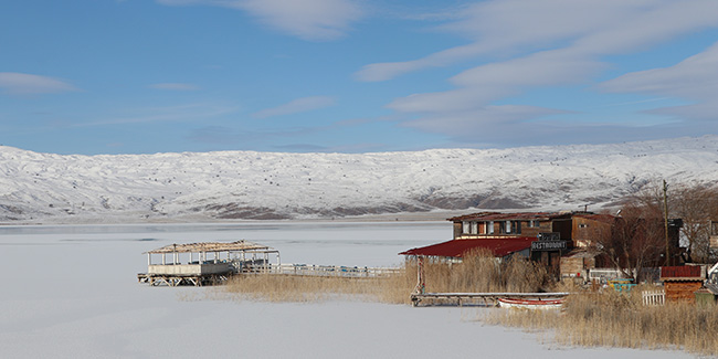 Sivas’ın en büyük gölü de buz tuttu