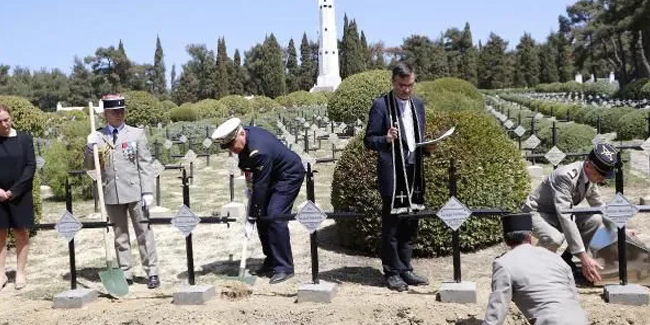 Çanakkale'de 107 yıl sonra bulunan 17 Fransız askerin kemikleri Fransız Mezarlığı'na defnedildi
