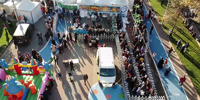 Sultangazi’de festivalde 3 ton hamsi dağıtıldı
