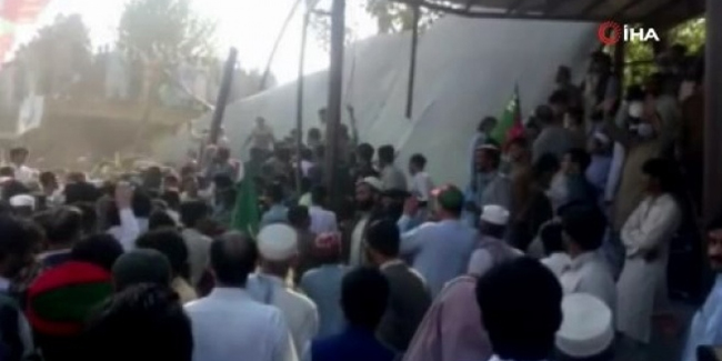 Pakistan Başbakanı Imran Khan’ın mitinginde çatı çöktü: 18 yaralı