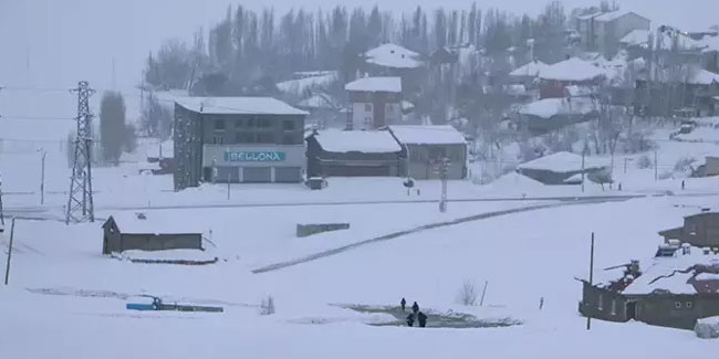 Hakkari'de 263 yerleşim yerinin yolu kardan kapandı