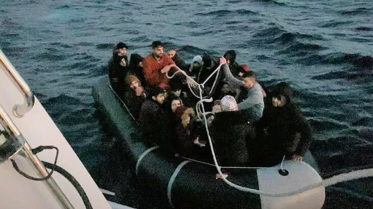 Türk kara sularına geri itilen kaçak göçmenler kurtarıldı!