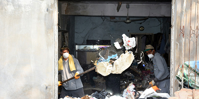 Tarsus'ta bir evden 8 kamyon çöp çıkarıldı
