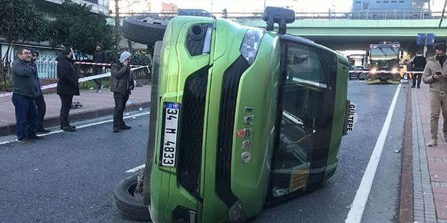Şişli’de otomobille çarpışan yolcu minibüsü devrildi