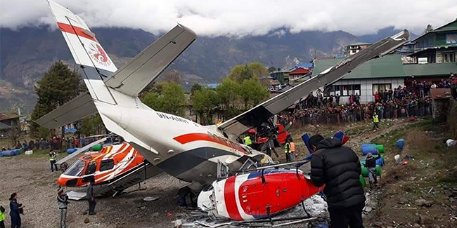 Nepal'de yolcu uçağı pistteki helikoptere çarptı: 3 ölü, 4 yaralı 