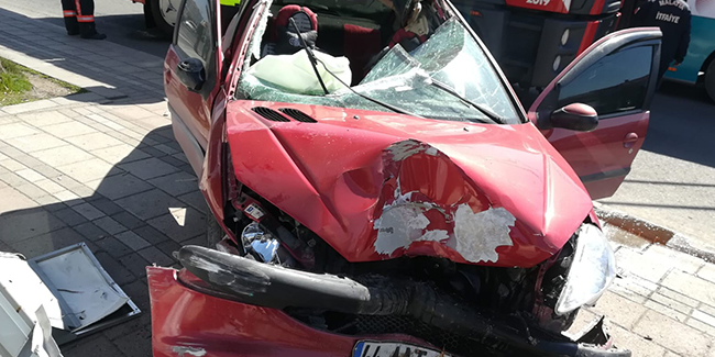 Otomobil reklam panosuna çarptı: 1 yaralı