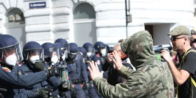Viyana'da karantina karşıtı gösteriye polis müdahalesi
