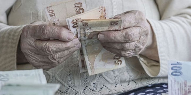 Emekli maaşında kriz var! Emekliler maaş, bankalar anlayış bekliyor!