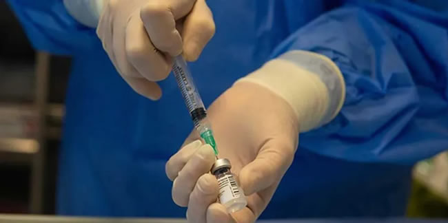 Koronavirüs aşısı olan doktor fenalaşarak hastaneye kaldırıldı