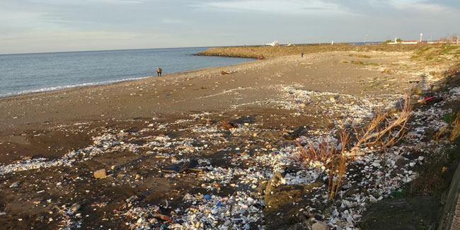 Denize atılan çöpleri ,dalgalar geri verdi
