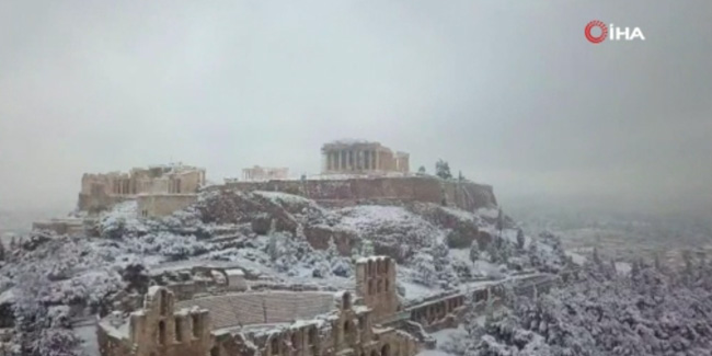 Yunanistan'da kar yağışıyla birlikte kartpostallık görüntüler oluştu