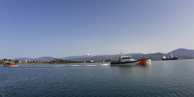 Fethiye Körfezi'nde sürüklenen teknedeki 2 kişi kurtarıldı