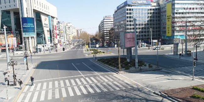 Başkent'te meydanlar, caddeler boş kaldı