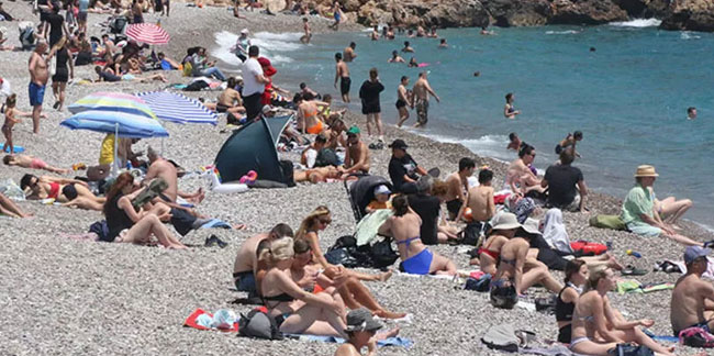  Antalya’da vatandaşlar oylarını kullandıktan sonra Konyaaltı sahile akın etti.