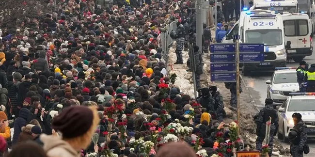 Muhalif lider Navalni mezarı başında anıldı