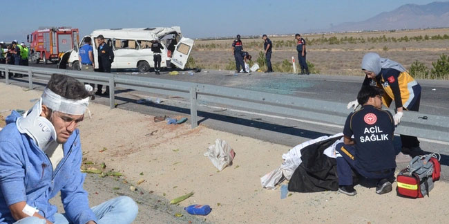 Karaman'da minibüs devrildi: 1 ölü, 10 yaralı
