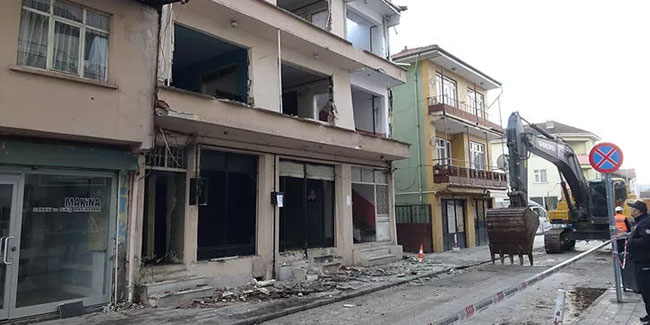 Düzce'de deprem bölgesinde yıkım başlandı