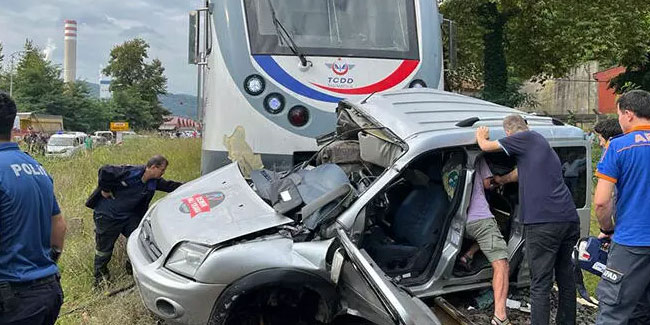 Tren, hemzemin geçitteki otomobile çarptı: Sürücü ağır yaralı