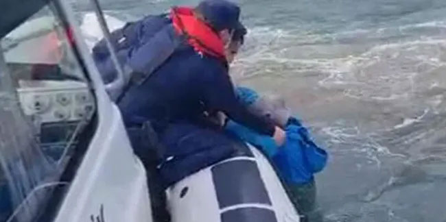 Alabora olan tekneden suya düşen adam böyle kurtarıldı
